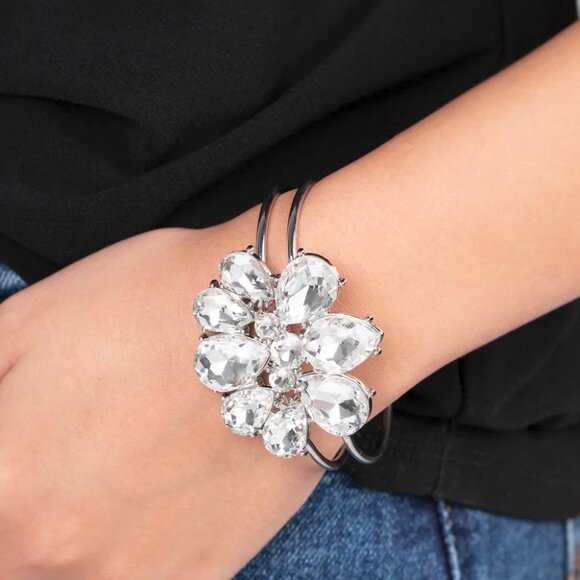 Paparazzi Jewelry Accessories - DAUNTLESS is More - White Bracelet - Vintage - Picture 3 of 4